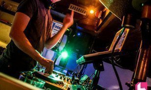 DJ am Pult im Pöstli Club