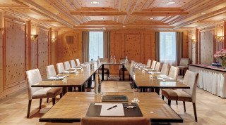 Konferenztische in der Arvenstube