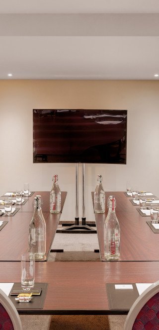 Boardroom mit Flatscreen im Morosani Hotel in Davos