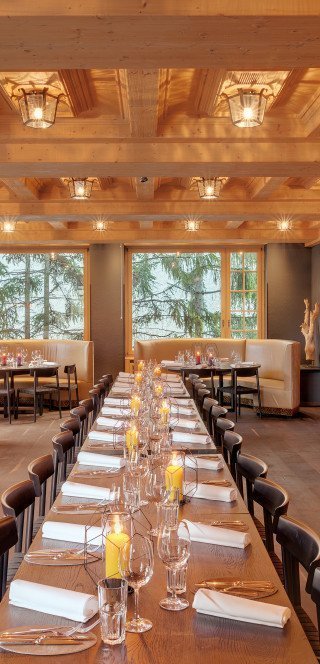 Lange Tafel in der Davoserstube des Morosani Hotels in Davos