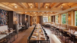 Lange gedeckte Tafel in der Davoserstube