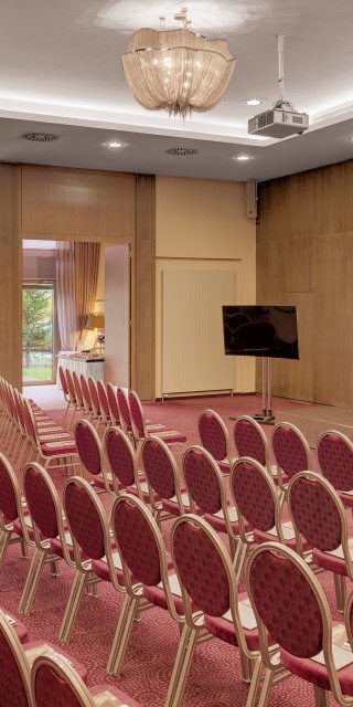 Großer bestuhlter Gartensaal im Morosani Hotel