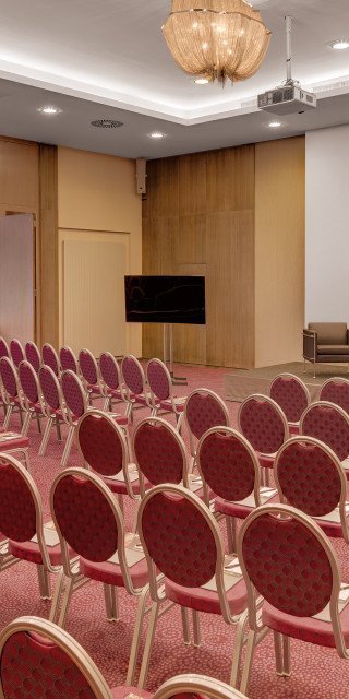 Bestuhlter Gartensaal im Morosani Hotel