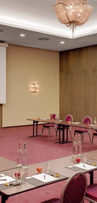 Konferenztische im Gartensaal