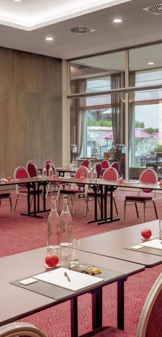 Lange Konferenztische im Gartensaal