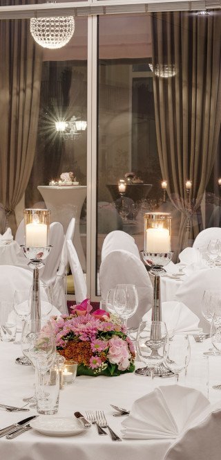 Festlich gedeckte Tische im Gartensaal