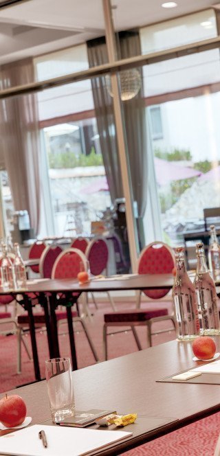 Lange Konferenztische im Gartensaal