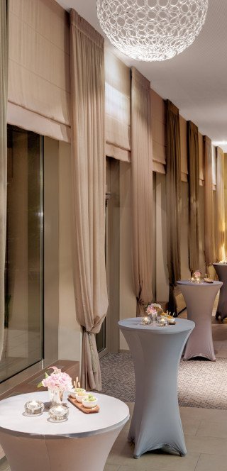 Flur mit Stehtischen im Gartensaal