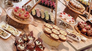 Großes Dessertbuffet im Gartensaal