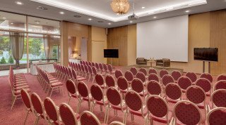 Bestuhlter Gartensaal im Morosani Hotel