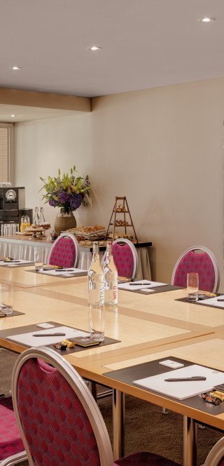 Langer Tisch im "Mezzanine" Meetingraum