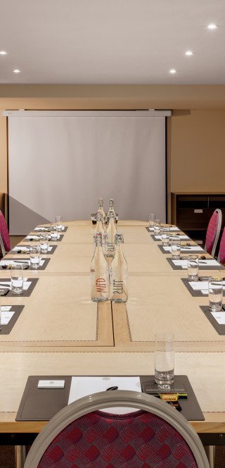 Langer Tisch im "Mezzanine" Meetingraum