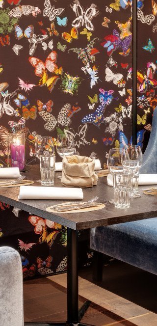 Moderne Sessel in der Poststube in Davos 