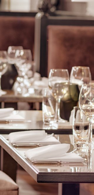 Gedeckte Tische im "Damoro" des Morosani Hotels in Davos