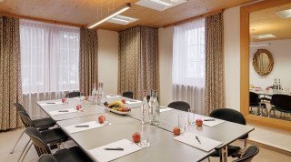 Konferenztisch mit Handouts ausgelegt