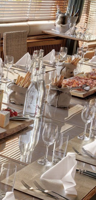 Lange gedeckte Tafel in der "Veranda"