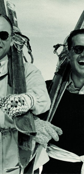 Historisches Bild zweier Skifahrer im Morosani Hotel