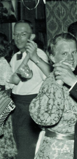 Historische Partygesellschaft im "La Cave" des Morosani Hotels in Davos