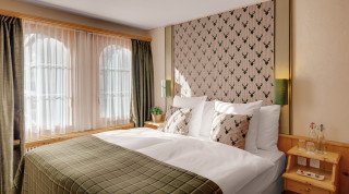 Doppelzimmer Superior Bett und Fenster