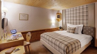 Urig eingerichtetes Einzelzimmer im Haupthaus des Posthotels 