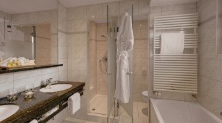 Doppelzimmer Deluxe Badezimmer