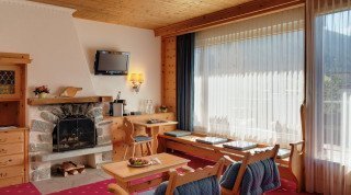 Living area with TV of the "Posthotel" Junior Suite