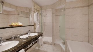 Doppelzimmer Deluxe Badezimmer