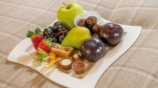 Welcome fruit plate at the Morosani "Schweizerhof" in Davos