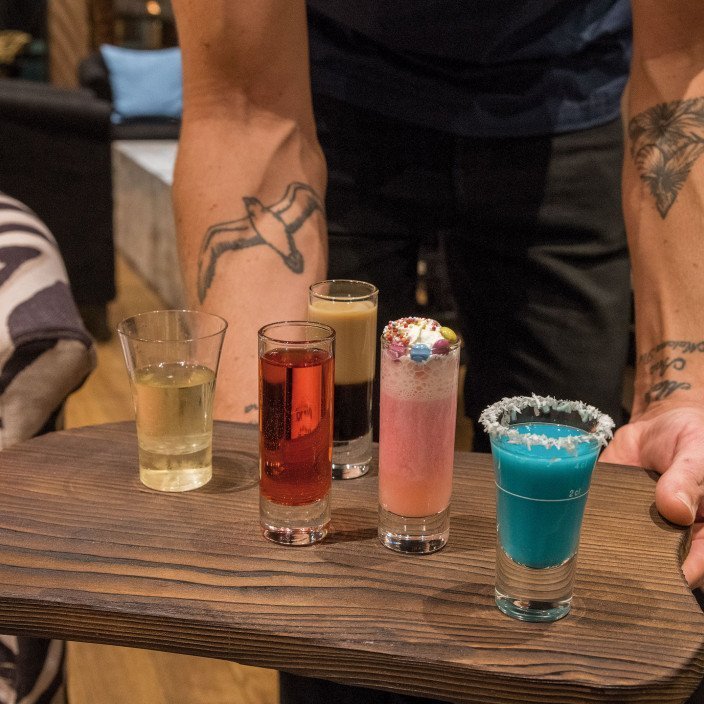 cocktails am serviertablett