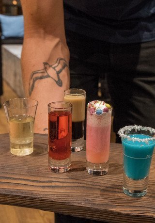 cocktails am serviertablett