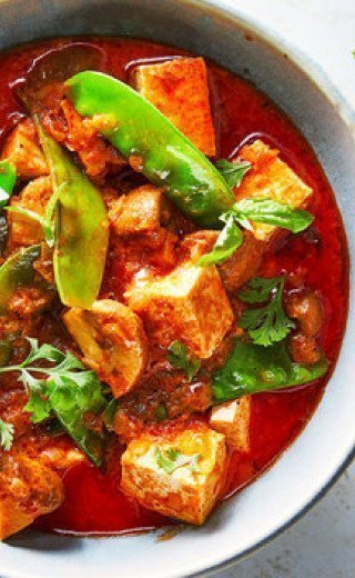 Morosanis farbenfrohes red curry mit einer Schüssel Reis