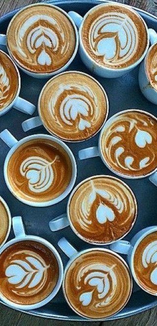 tablett mit gefüllten kaffeetassen