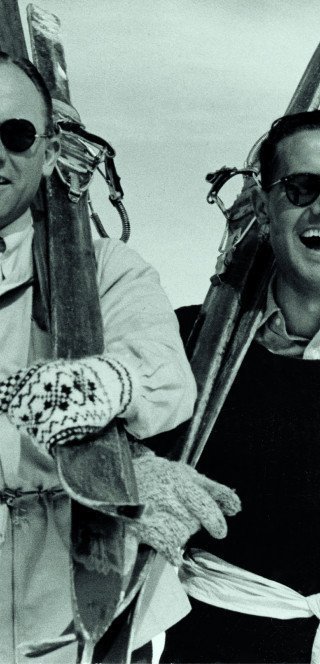 Historisches Bild zweier Skifahrer im Morosani Hotel