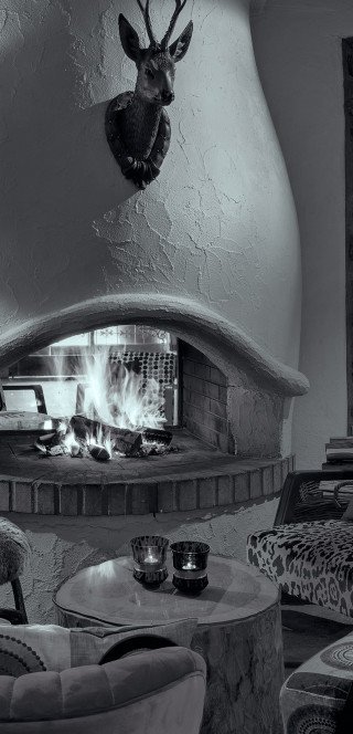 Lobby mit Kamin im Morosani Posthotel