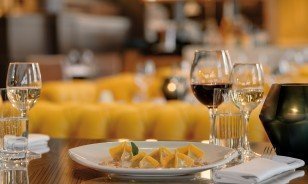 gedeckter Tisch im Damoro Restaurant von Morosani