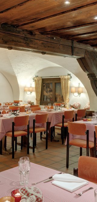 Tische im "La Cave" des Morosani Hotels in Davos