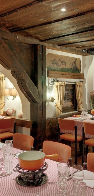 Urige Einrichtung im "La Cave" des Morosani Hotels