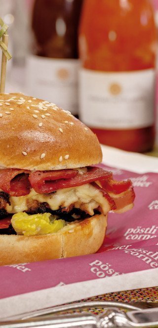 Fresh burgers in "Pöstli's Corner" in Davos