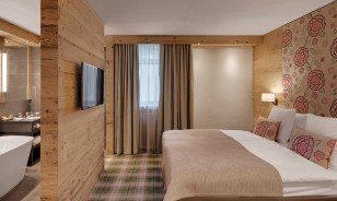 Suite with bathtub at the Morosani "Schweizerhof" in Davos