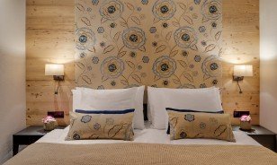 Large double bed of the Morosani "Schweizerhof" Suite