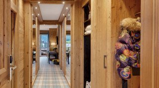 begehbarer Kleiderschrank in der Junior Suite im Schweizerhof Haupthaus 