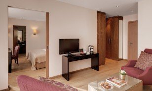 Living room with flatscreen at the "Schweizerhof" Promenade Suite in Davos